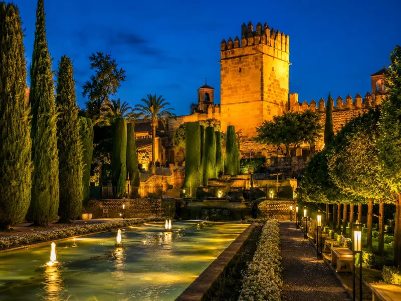 I giardini e le fontane illuminati di notte durante la visita serale da €28