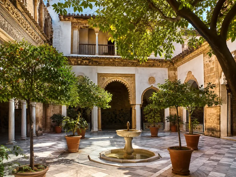Il Patio Morisco (cortile moresco) con i suoi archi e le piastrelle decorate