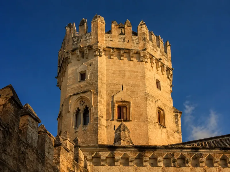 La Torre del Homenaje (mastio) e le mura esterne della fortezza